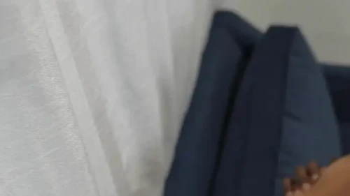 Asiatische Hottie knebelt auf riesigem BBC, bevor sie wild auf die Couch hämmert: Ansehen auf EroticOnly.DE